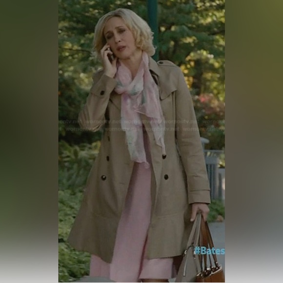 Banana Republic flared hem trench. As seen on Norma Bates on ’Bates Motel.’ - Picture 9 of 9